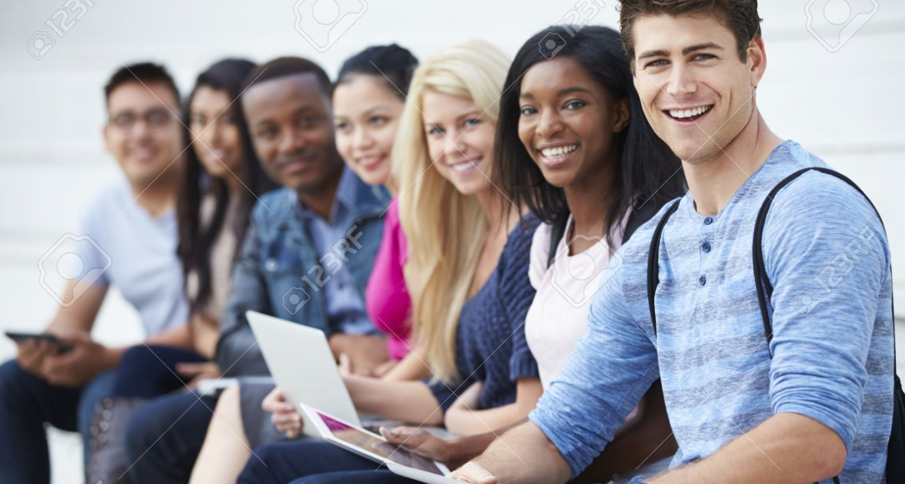 Étudiants souriants suivant une formation Cozetik