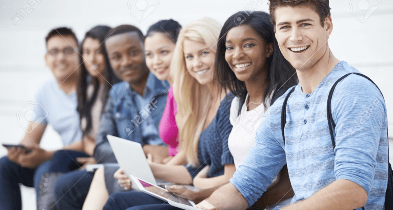 Étudiants souriants suivant une formation Cozetik